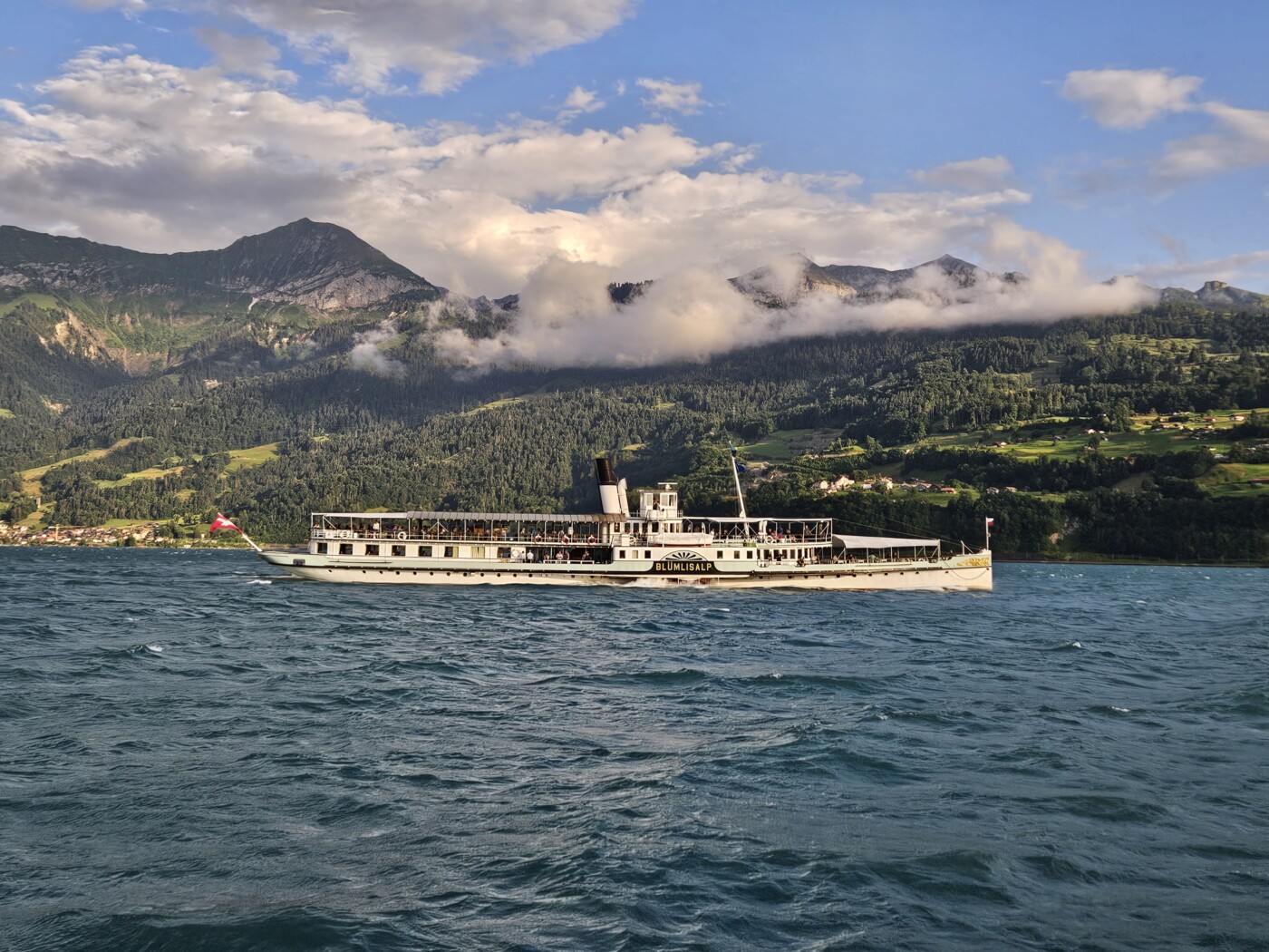 234 Raddampfer Bluemlisalp